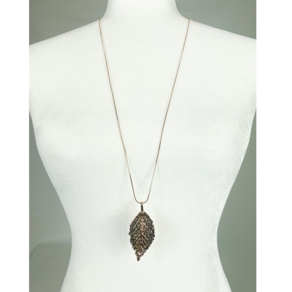 Francesca’s Leaf Pendant Necklace